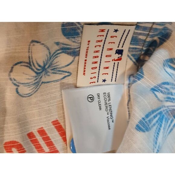 Tommy Bahamas 100% thick silk cubs Hawaiian button down. Size L - Picture 7 of 10